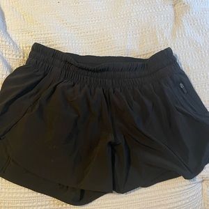 Lululemon mid rise 4’ tracker short
